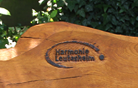 Logo der Harmonie Leutesheim in die Rückenlehne geschnitzt